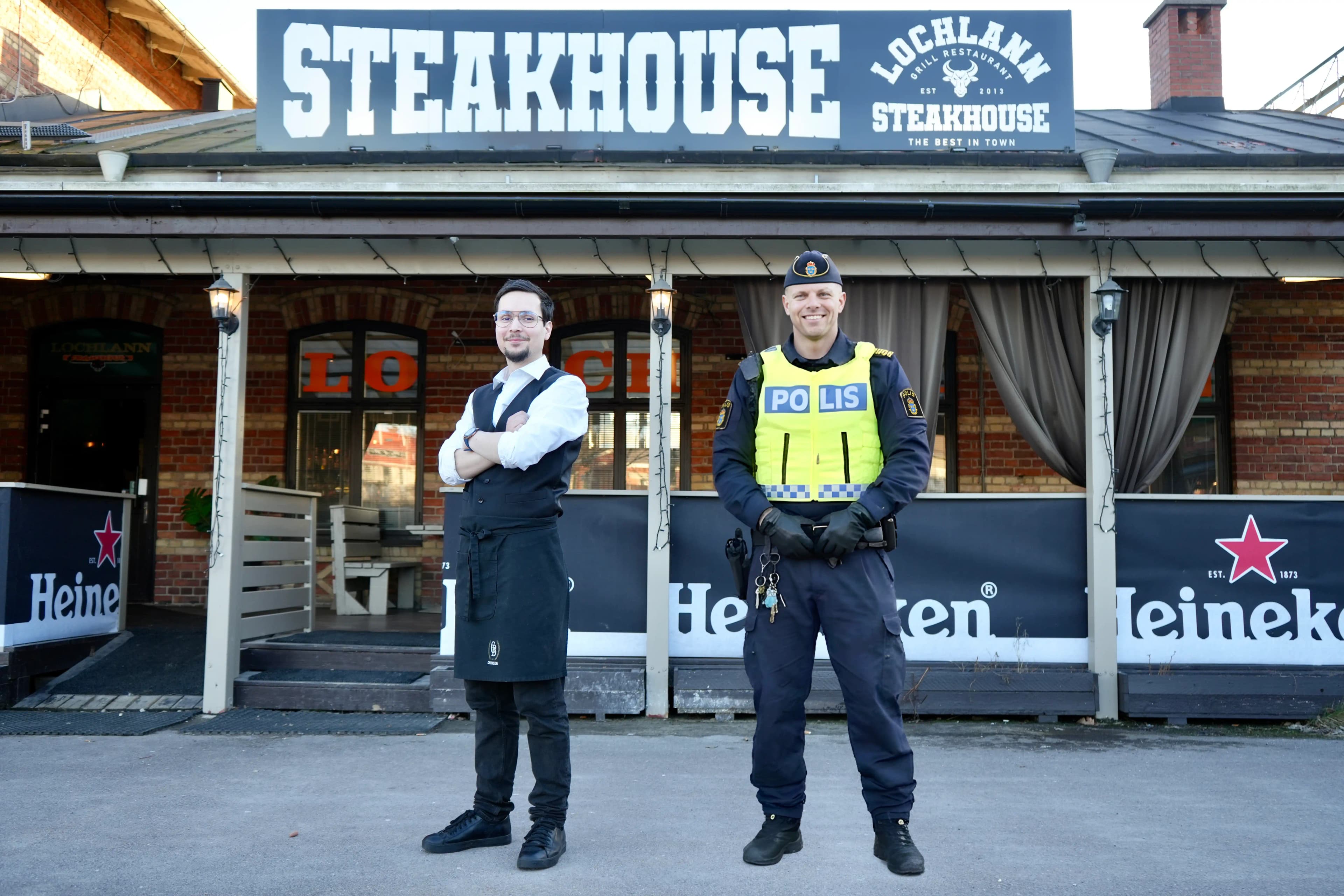 Personal från Lochlann Steakhouse tillsammans med polis